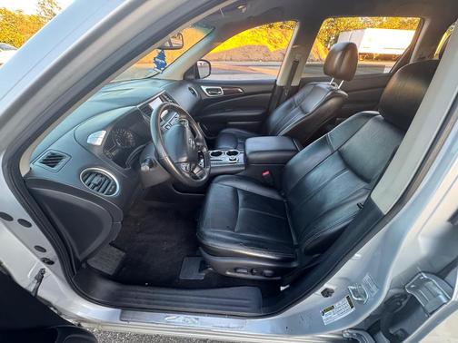 Silver 2013 Nissan Pathfinder SL