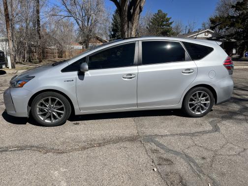 2017 Toyota Prius v Five