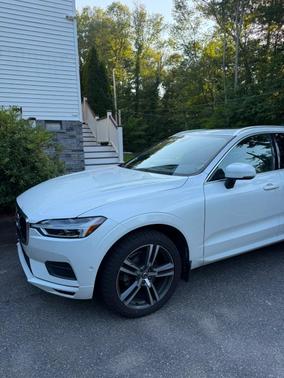White 2019 Volvo XC60 T5 Momentum