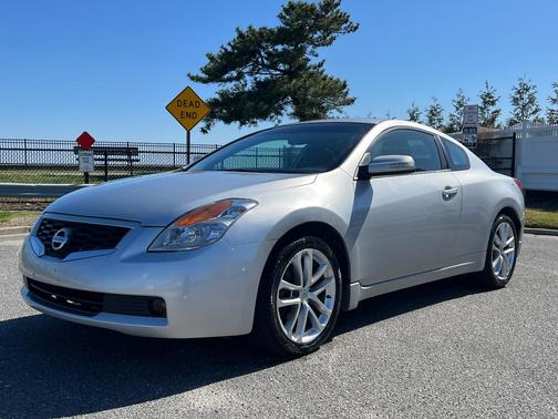Silver 2009 Nissan Altima 3.5 SE