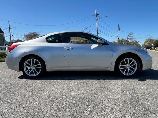 Silver 2009 Nissan Altima 3.5 SE