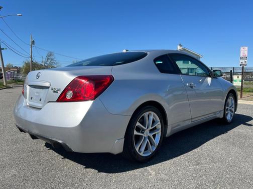 Silver 2009 Nissan Altima 3.5 SE