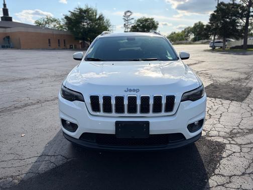 White 2019 Jeep Cherokee Latitude