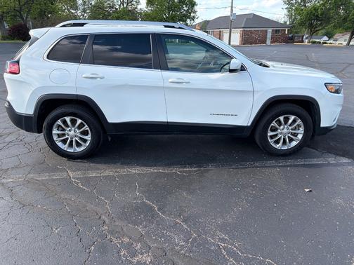 White 2019 Jeep Cherokee Latitude