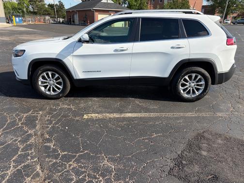 White 2019 Jeep Cherokee Latitude