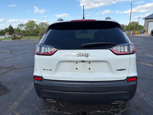 White 2019 Jeep Cherokee Latitude