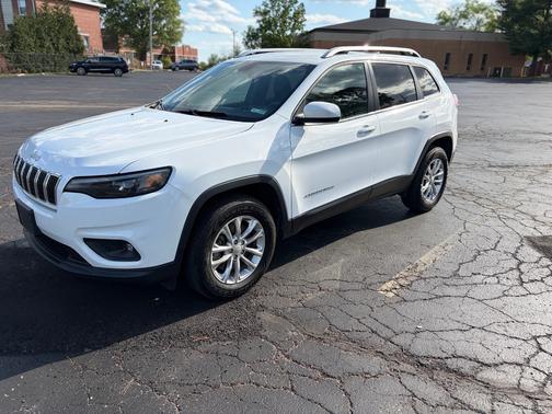 White 2019 Jeep Cherokee Latitude