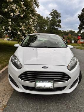 White 2014 Ford Fiesta SE