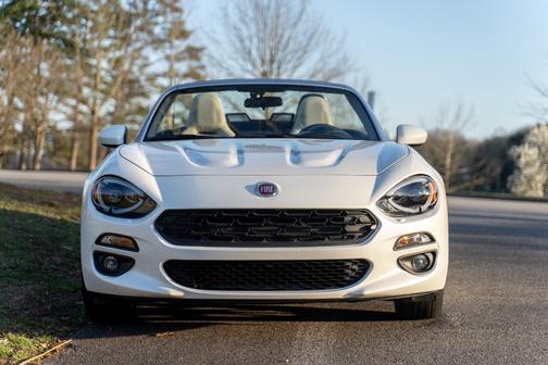 White 2018 FIAT 124 Spider Lusso