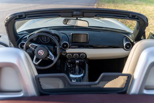 White 2018 FIAT 124 Spider Lusso