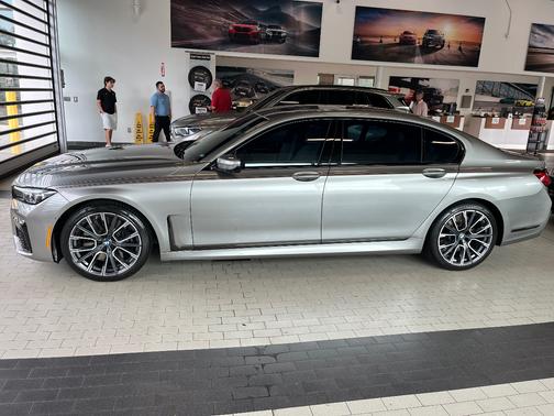 2022 BMW 740 i