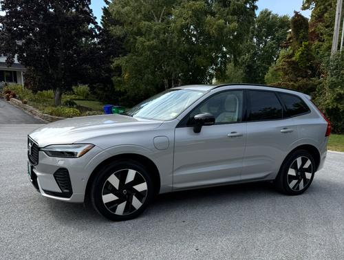 2023 Volvo XC60 Recharge Plug-In Hybrid T8 Ultimate Dark Theme
