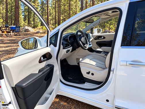 White 2021 Chrysler Pacifica Limited