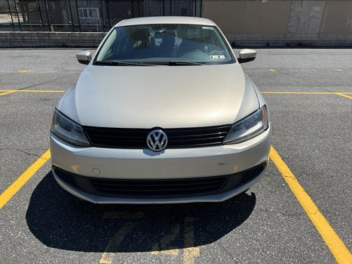 Beige 2011 Volkswagen Jetta SE