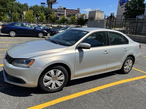 Beige 2011 Volkswagen Jetta SE