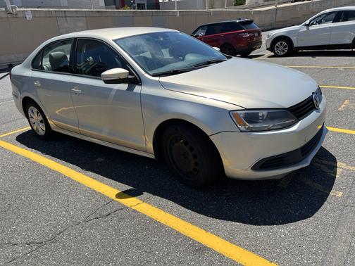 Beige 2011 Volkswagen Jetta SE