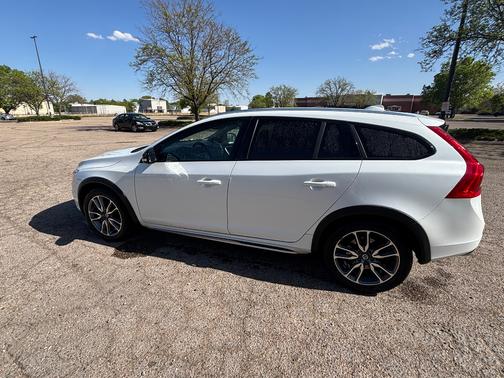 White 2018 Volvo V60 Cross Country T5