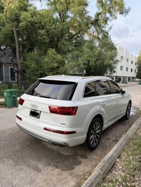 White 2019 Audi Q7 45 SE Premium