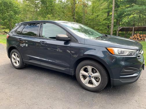 Blue 2022 Ford Edge SE