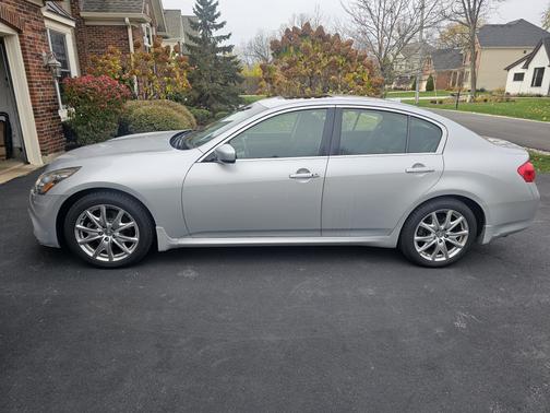 2013 INFINITI G37 x