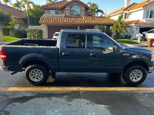 Blue 2004 Ford F-150 XLT SuperCrew