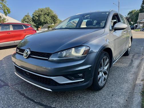 Gray 2017 Volkswagen Golf Alltrack TSI SEL