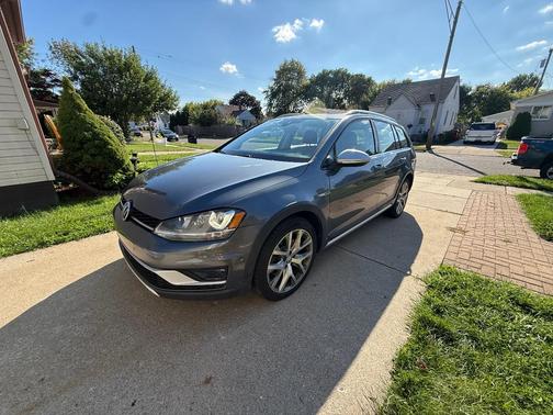 Gray 2017 Volkswagen Golf Alltrack TSI SEL
