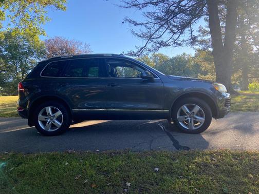 Gray 2014 Volkswagen Touareg TDI Lux