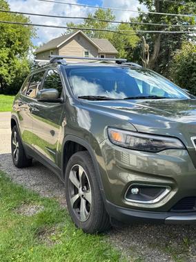 Green 2019 Jeep Cherokee Limited
