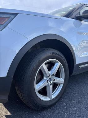 White 2016 Ford Explorer XLT