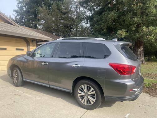Silver 2019 Nissan Pathfinder SV