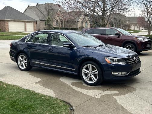 2013 Volkswagen Passat 2.0 TDI SE w/ Sunroof