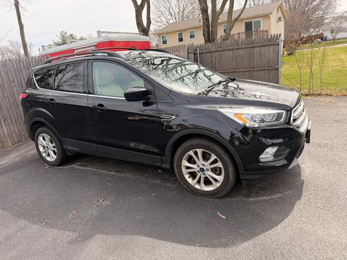 Black 2017 Ford Escape SE
