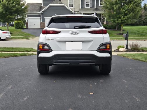 White 2021 Hyundai KONA SEL