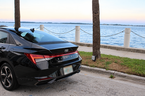 Black 2022 Hyundai ELANTRA Limited