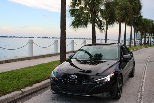 Black 2022 Hyundai ELANTRA Limited