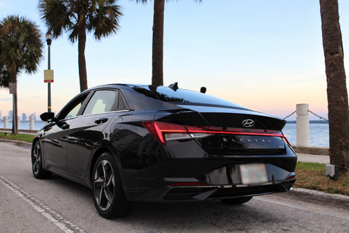 Black 2022 Hyundai ELANTRA Limited