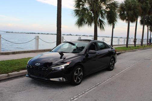 Black 2022 Hyundai ELANTRA Limited