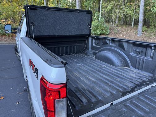 White 2019 Ford F-250 Lariat