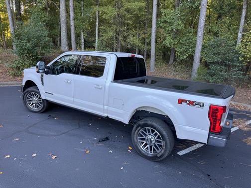 White 2019 Ford F-250 Lariat