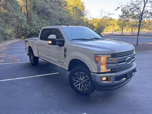 White 2019 Ford F-250 Lariat
