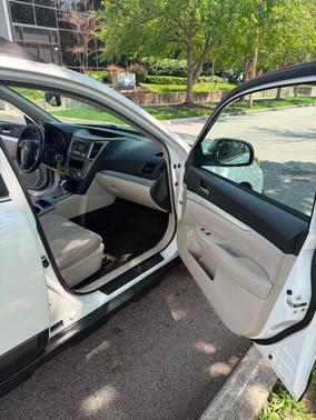 White 2013 Subaru Outback 2.5i