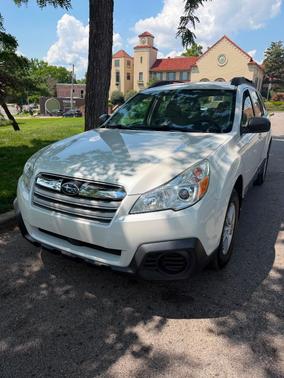 White 2013 Subaru Outback 2.5i
