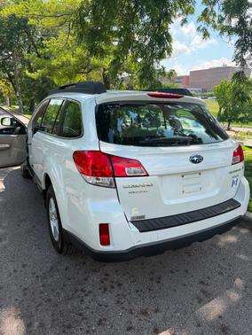 White 2013 Subaru Outback 2.5i