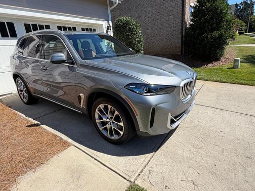 Gray 2024 BMW X5 xDrive40i