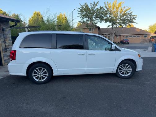 White 2019 Dodge Grand Caravan SXT