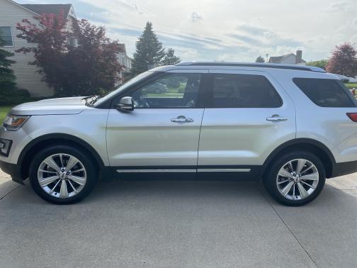 Photo 2 of 18 of 2016 Ford Explorer Limited