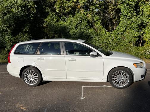 White 2010 Volvo V50 2.4i