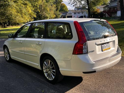 White 2010 Volvo V50 2.4i
