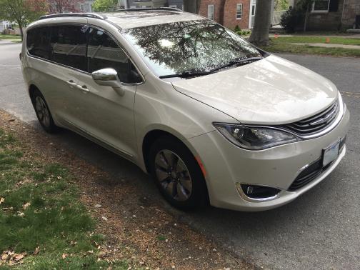 Photo 3 of 21 of 2019 Chrysler Pacifica Hybrid Limited